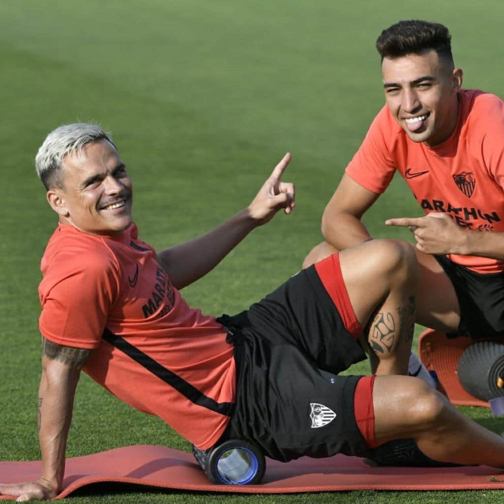 セビージャFCさんのインスタグラム写真 - (セビージャFCInstagram)「👉🏼😀😛👈🏼 #happiness #preseason #pretemporada #lagos #roquemesa #munir #WeareSevilla #vamosmiSevilla」7月9日 4時23分 - sevillafc