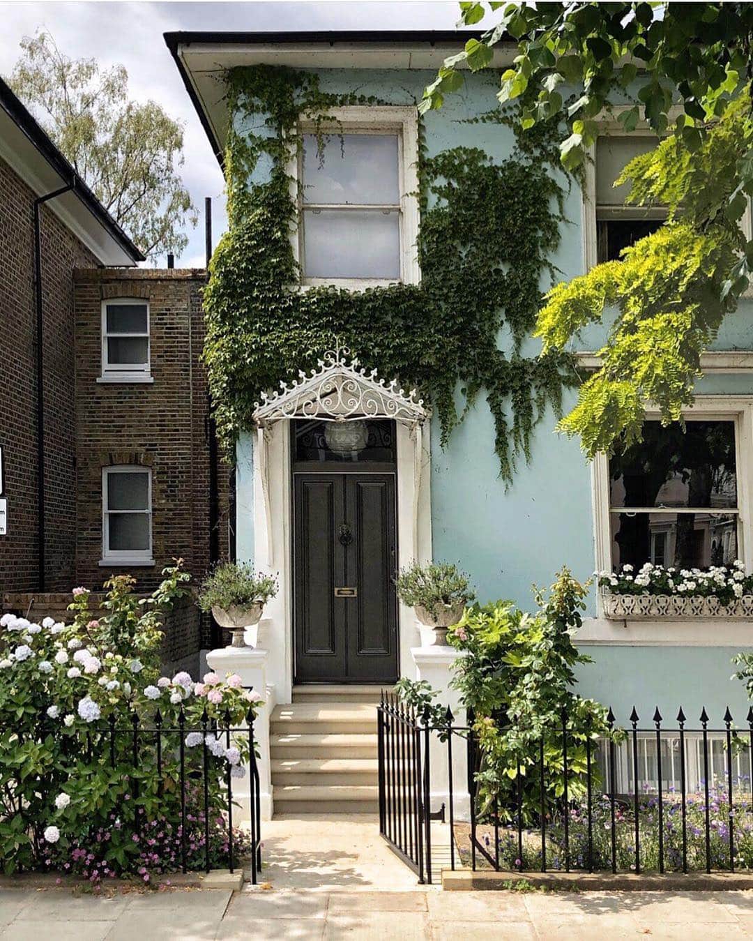 @LONDON | TAG #THISISLONDONさんのインスタグラム写真 - (@LONDON | TAG #THISISLONDONInstagram)「Stunning #NottingHill by @crazycatladyldn - perfect snap! Perfect house! 😱😍 Tag someone who will appreciate this #London perfection! 👇🏼👇🏼 // #thisislondon #london 🇬🇧❤️🇬🇧」7月9日 4時44分 - london