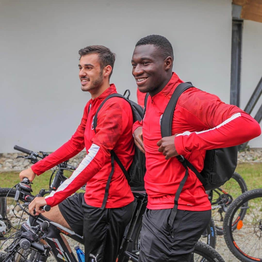 FCインゴルシュタット04さんのインスタグラム写真 - (FCインゴルシュタット04Instagram)「#Schanzer erklimmen den Berg 🚲🏔 Anstelle einer zweiten Platzeinheit ging es für unsere Jungs am 5. Tag auf der Misson #Vallesgeben auf eine Almhütte im @gitschberg.jochtal 🤩👌 Wir finden: auch auf den Bikes geben die Jungs eine gute Figur ab 💪⚫️🔴 . . #FCI #FCIngolstadt04 #biking #trainingslager #mountain #gitschberg #jochtal #together #fahrrad #ausgleich #trainingcamp #session #immerweiter #fussball #football #soccer #Ingolstadt #Südtirol」7月9日 4時36分 - dieschanzer