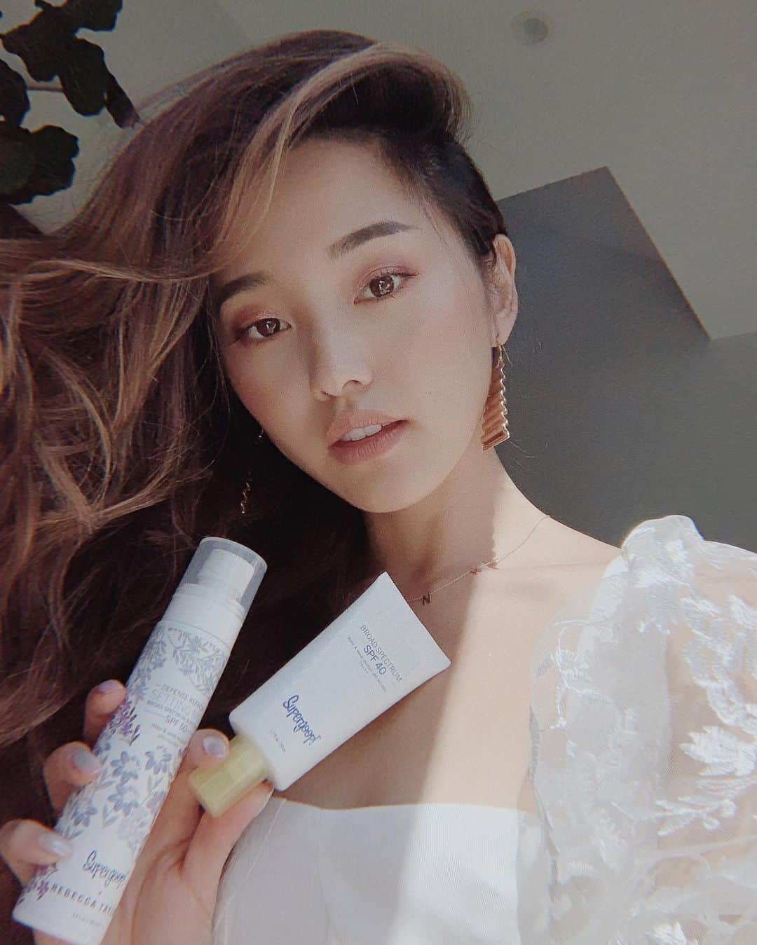 Jenn Imさんのインスタグラム写真 - (Jenn ImInstagram)「Turns out moms everywhere were right: sunscreen is really the answer to everything. Unseen Sunscreen + Defense Refresh Setting Mist by @supergoop has become an everyday must when it comes to protecting my skin from UV rays. Check out their clean ingredients and cruelty-free formulas at @Sephora ☀️#butfirstsunscreen #ad」7月9日 4時43分 - imjennim