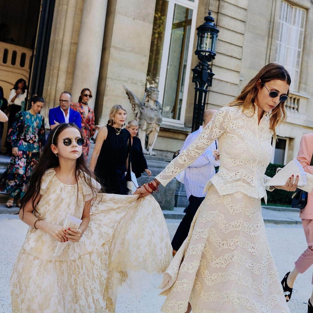 Vogue Runwayさんのインスタグラム写真 - (Vogue RunwayInstagram)「Like mother, like daughter. Tap the link in our bio for more of the best street style photos from the Fall '19 Couture shows in Paris. Photographed by @mrstreetpeeper」7月9日 4時46分 - voguerunway