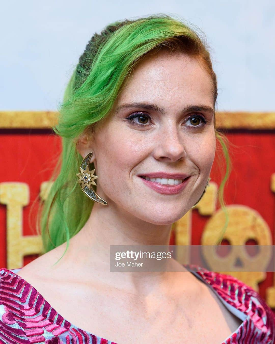 ケイト・ナッシュさんのインスタグラム写真 - (ケイト・ナッシュInstagram)「Had so much fun at the Horrible Histories premiere yesterday! Rotten Romans is out this SUMMER! 26th July! I play the absolute dream, heroine, warrior & actual Celtic Queen of the Iceni tribe BOUDICA!! Such an honour and so MUCH FUN! Can’t wait for u guys to see! 🍃🐲💚 thank you to @manisharorafashion for my beautifuldress and to @azzafahmy for these incredible earrings! Vegan & sustainable shoes @blanlac_officiel cute bag @fromstxavier cute ring @swarovski Hair @thomas.r.silverman Make up @phillipschristopher styles by @rebekahroy_」7月9日 5時01分 - katenash