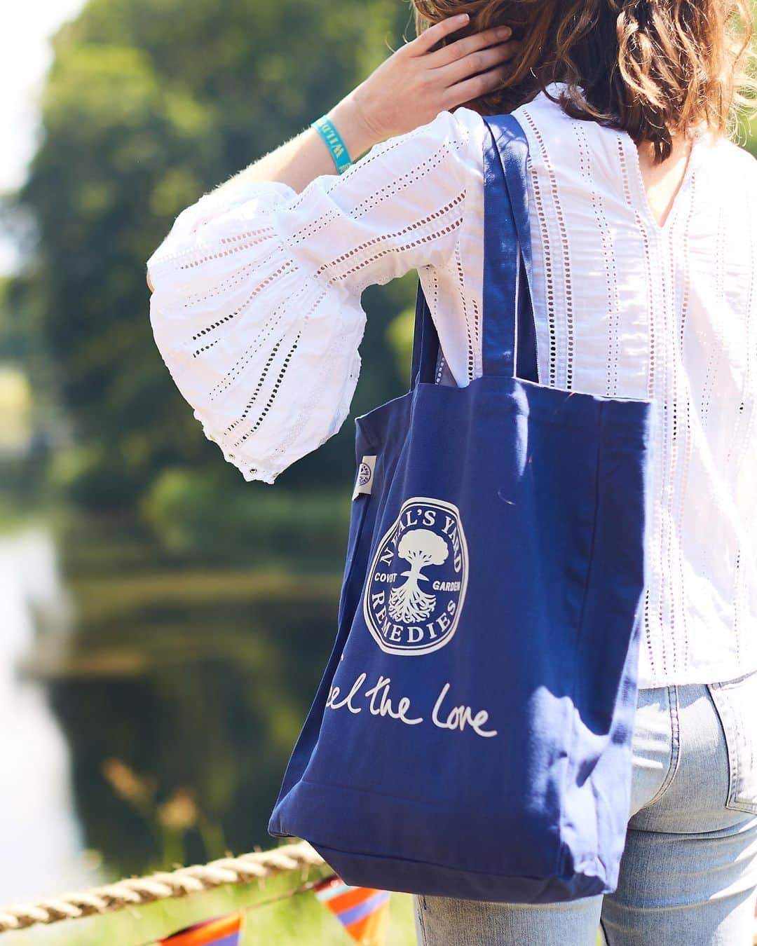 Neal's Yard Remediesさんのインスタグラム写真 - (Neal's Yard RemediesInstagram)「It's the second week of #PlasticFreeJuly and we're looking at easy but effective swaps that we can all make to reduce plastic pollution.🌎Today, it's the trusty tote bag: it folds down to nothing, meaning you can take it anywhere and say 'no thanks' to all those plastic carrier bags - easy! 💙 #MakeADifferenceMonday」7月9日 4時57分 - nealsyardremedies