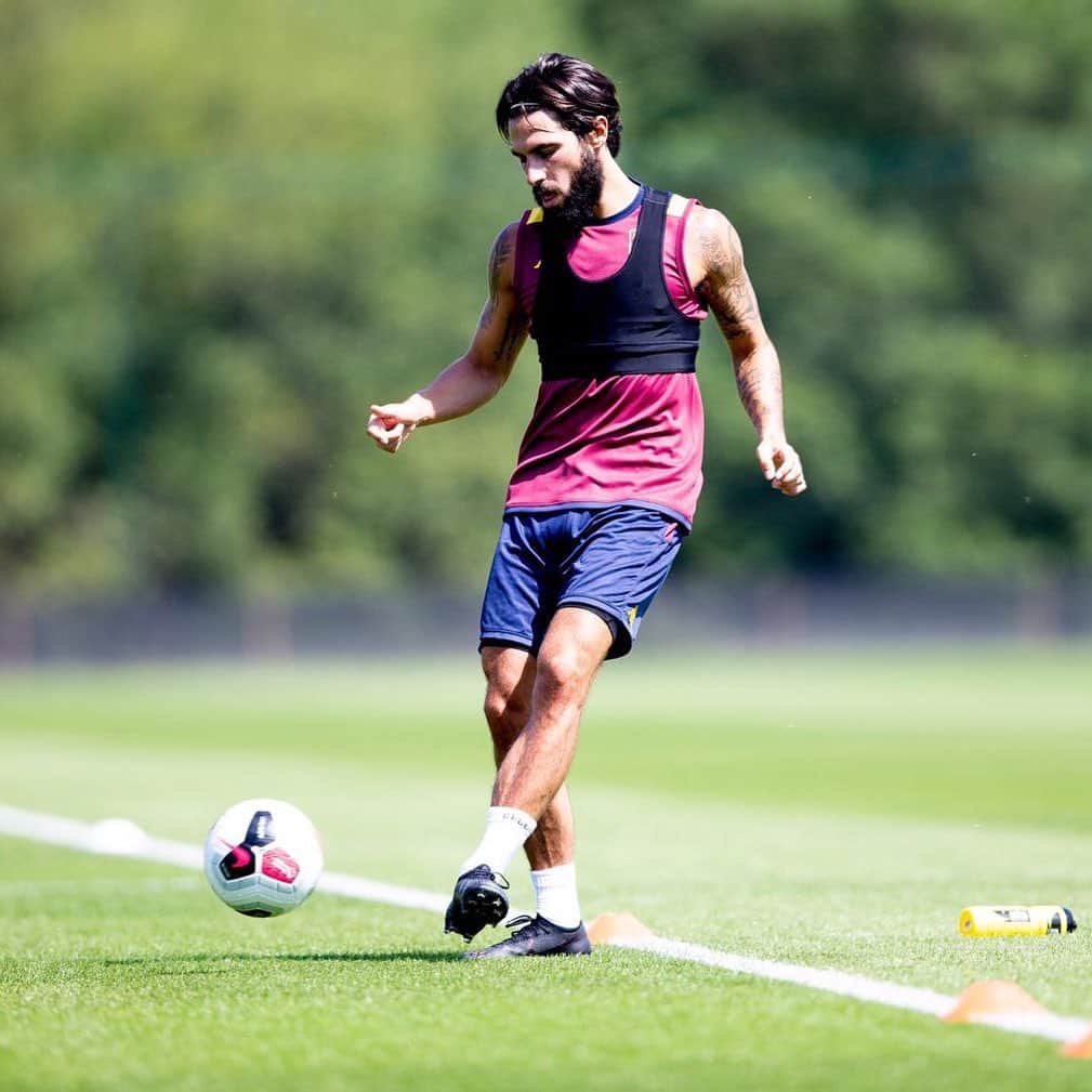 ホタのインスタグラム：「New week 😃 ⚽️」