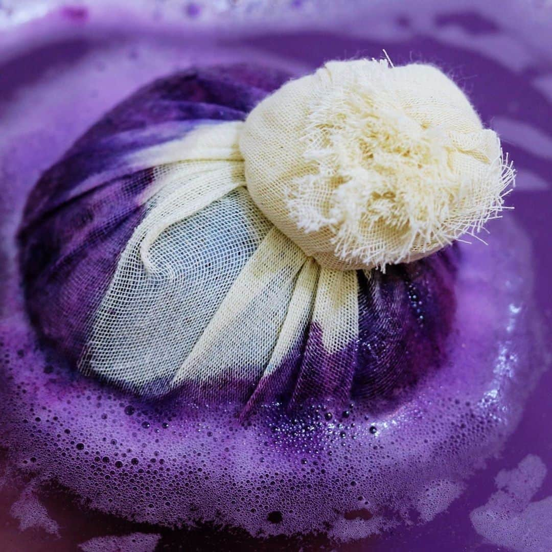 LUSH Cosmeticsさんのインスタグラム写真 - (LUSH CosmeticsInstagram)「A lavender dream, Deep Sleep Bath Bomb harnesses the power of this flower in three ways: an oil, an absolute and real dried buds. Use this packaging-free fizzy treat before bed - it lives up to its name. 😴💜 / 📸: @lavida_lushie⁠ *⁠ *⁠ *⁠ *⁠ *⁠ #lushie #lush #lushcosmetics #handmade #lushbathbomb #bath #lushuk #lushaddict #bathballistic #lushlife #bathart #bathbombaddict #crueltyfree #lushcommunity #lushlover #ecofriendly #sustainable #plasticfree #sustainableliving #recycle #sustainability #zerowastelifestyle #wastefree #greenliving #environment #nowaste #zerowasteliving」7月9日 5時00分 - lushcosmetics