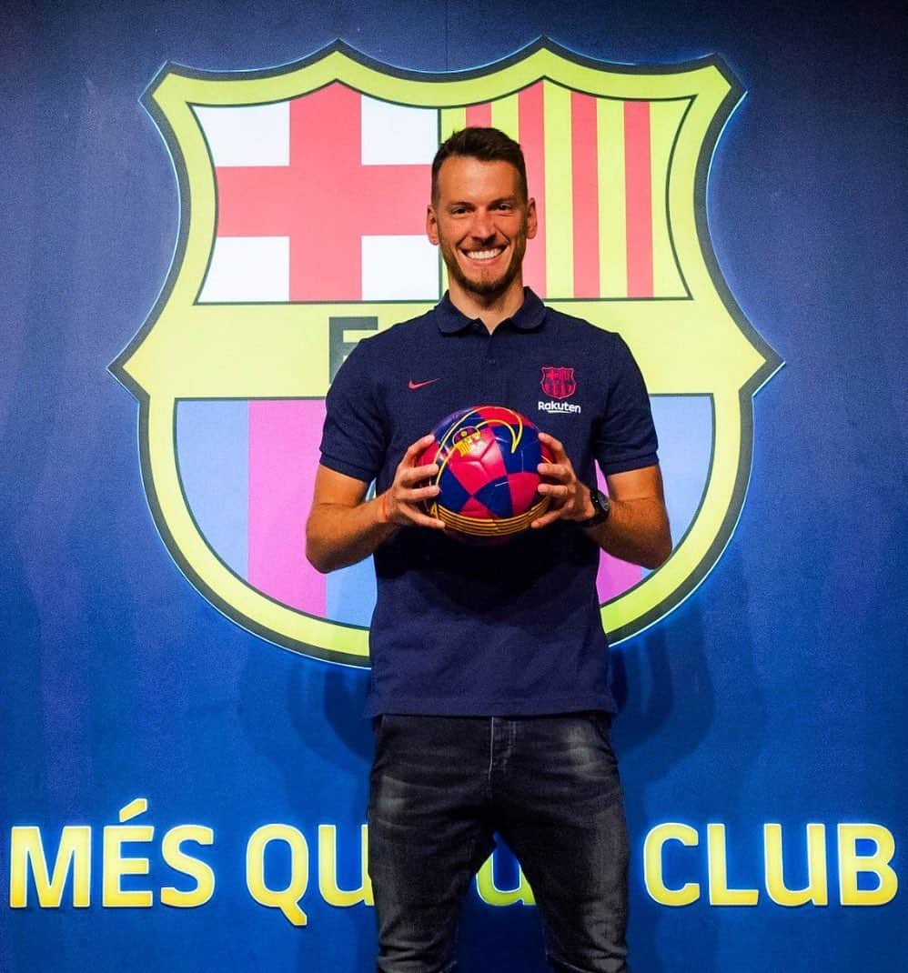 FCバルセロナさんのインスタグラム写真 - (FCバルセロナInstagram)「📍 Barça Store - Camp Nou 👋 @netoomurara 🇧🇷 🔵🔴 #ReadyToColor」7月9日 5時00分 - fcbarcelona