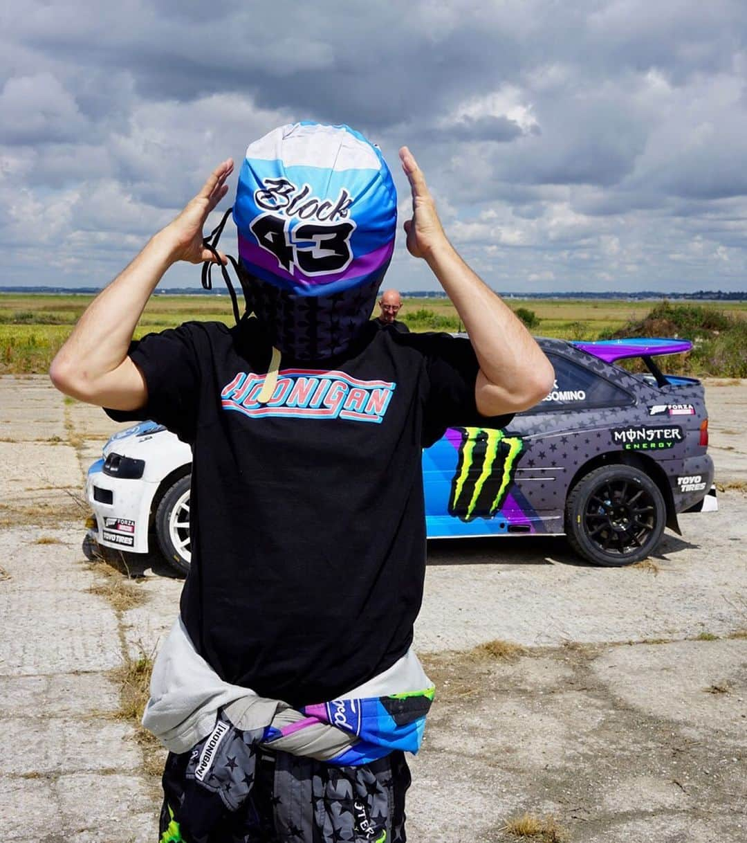 ケン・ブロックさんのインスタグラム写真 - (ケン・ブロックInstagram)「Need a helmet bag for your personal brain bucket? @theHoonigans have you covered (literally) with this new helmet bag featuring my 2019 livery by @TroyLeeDesigns. Get yours now at #hooniganDOTcom. #brainbucketbag」7月9日 5時03分 - kblock43