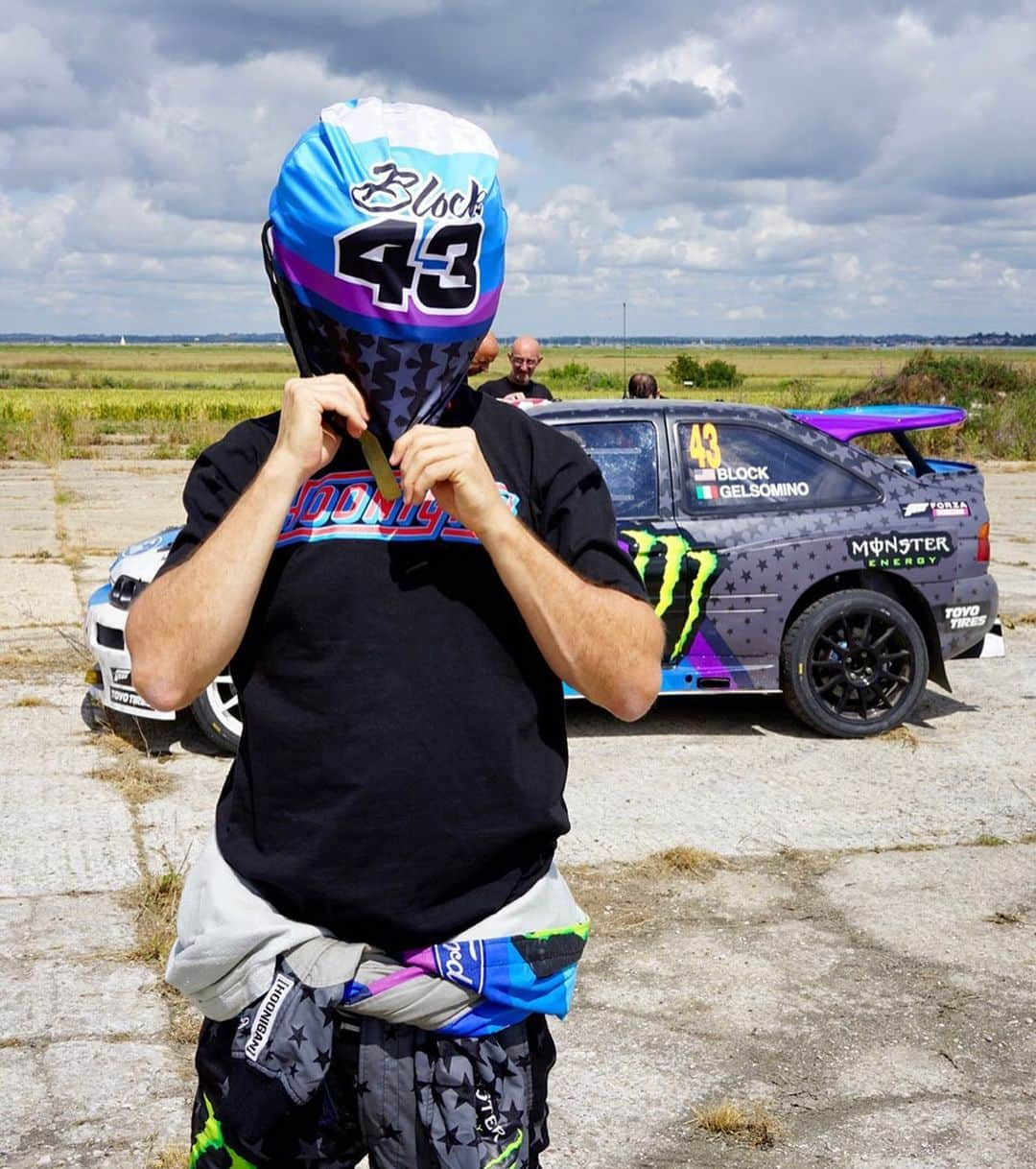 ケン・ブロックさんのインスタグラム写真 - (ケン・ブロックInstagram)「Need a helmet bag for your personal brain bucket? @theHoonigans have you covered (literally) with this new helmet bag featuring my 2019 livery by @TroyLeeDesigns. Get yours now at #hooniganDOTcom. #brainbucketbag」7月9日 5時03分 - kblock43