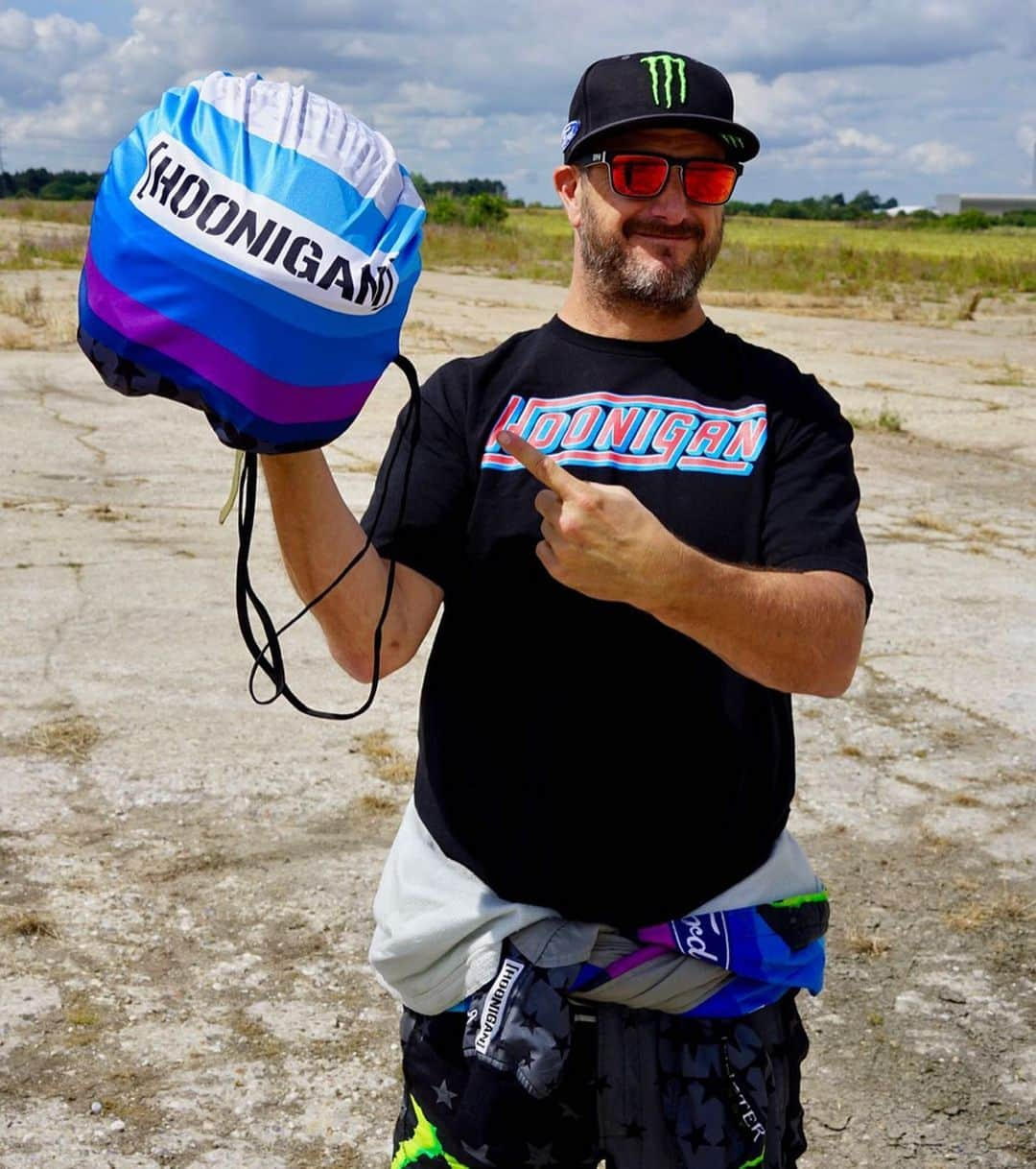 ケン・ブロックさんのインスタグラム写真 - (ケン・ブロックInstagram)「Need a helmet bag for your personal brain bucket? @theHoonigans have you covered (literally) with this new helmet bag featuring my 2019 livery by @TroyLeeDesigns. Get yours now at #hooniganDOTcom. #brainbucketbag」7月9日 5時03分 - kblock43