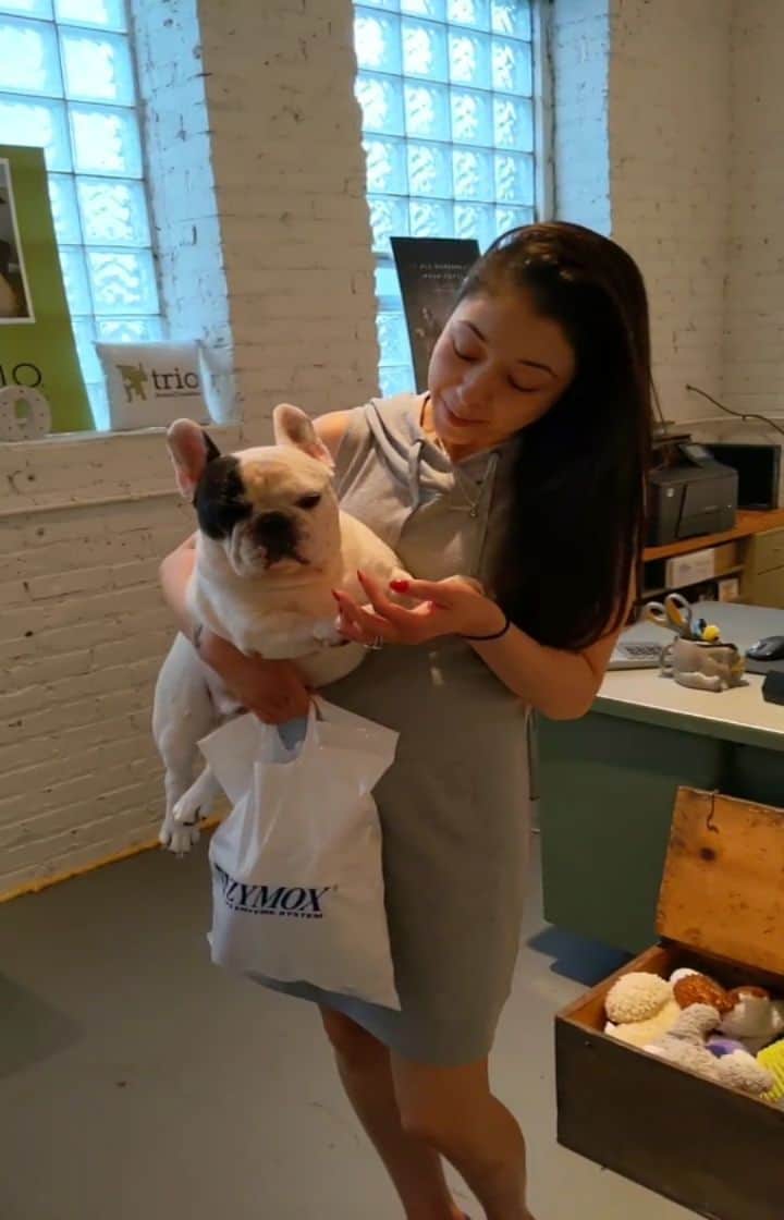 のインスタグラム：「Took my mom to help me drop off some grooming donations from Zymox for all my pals at local Chicago rescue Trio Animal Foundation! 🥰」