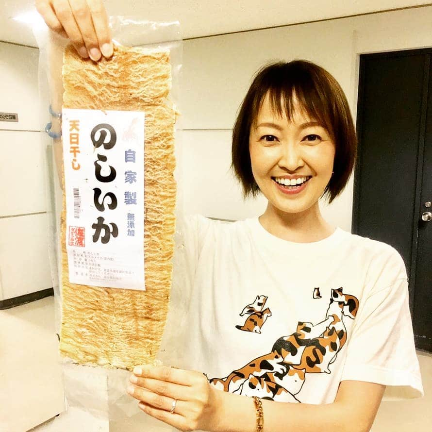 伊勢みずほさんのインスタグラム写真 - (伊勢みずほInstagram)「『新しい元号は  のしいか  です❗』😝 誕生日プレゼントにのしいかをいただきました😂💘💘💘 ごきげんアワーで私は『イカ釣り漁船』という異名をつけられました。。。近藤アナウンサーに。。。😒💢 それを受けてディレクターのわりちゃんとADのかれんちゃんが選んでくれたプレゼント。。。のしいか😂😂😂 ちょっと複雑だけど、めっちゃ嬉しかった‼️どうもありがとう😆💘💘💘 スタジオ中がのしいかの匂いで満たされて、それはそれは幸せな放送でした😝  ちびちび大切にいただきます🦑  優しいスタッフに恵まれて本当に幸せです🍀  感謝感謝感謝✨  #ありがとう😆  #嬉しい  #大切にします #ごきげんアワー #優しいスタッフ #可愛いスタッフ #感謝 #のしいか #大好き #イカ釣り漁船 #イカ #🦑 #今年も釣れるかな #誕生日 #バースデー #birthday #シトラス #シトラスチップス #伊勢みずほ」7月9日 14時45分 - isemizuhoo