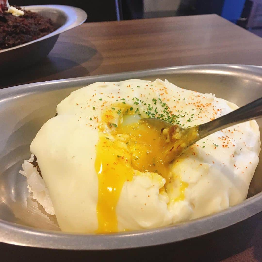 poroco（ポロコ）さんのインスタグラム写真 - (poroco（ポロコ）Instagram)「【5/10オープン！ デタラメノカレートザンギ】 poroco7月号に掲載中の新店をご紹介☺️ すすきのの居酒屋「でたらめ」で人気のカレーとザンギの専門店が北17条にオープン✨ 30時間じっくり煮込んだこだわりカレーと、ジューシーなボリューム満点ザンギの相性が👍 温泉卵がとろける「限定スペシャル」もぜひ😍❣️ . 札幌市北区北17条西3丁目2-25 メゾンクレスト北大前Ⅱ1F 11:00～15:00 日曜定休 .  #poroco #newopen #北海道 #札幌 #北区ランチ #札幌ランチ #札幌カレー #カレー #30時間 #限定メニュー #sapporo #hokkaido #テイクアウトOK #デタラメノカレートザンギ」7月9日 14時56分 - poroco_magazine