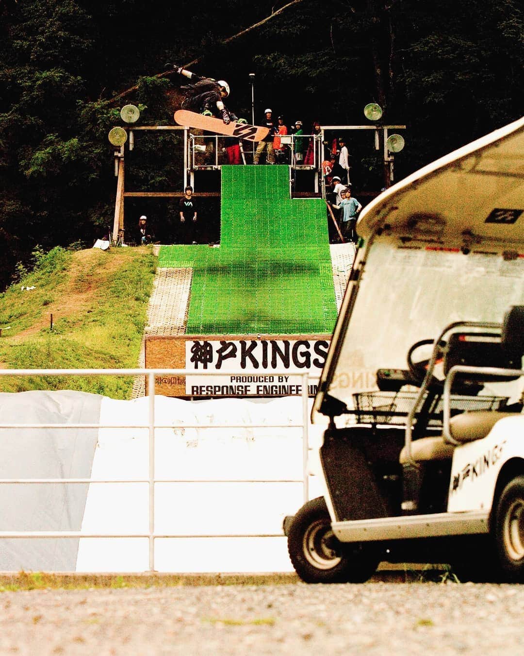 のインスタグラム：「神戸KINGS.  Fs360 indy. おそらく10年以上前。 懐かしいな～  @kobe_reyes1  #snowboarding  #神戸kings #werideforever」