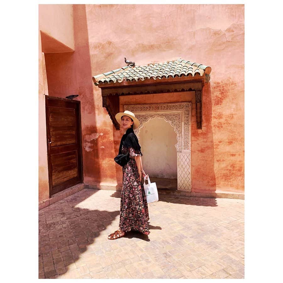愛可さんのインスタグラム写真 - (愛可Instagram)「・ またまた旅日記の続きです✈︎ ✈︎ ✈︎ ・ モロッコのタンジェから電車を2本乗り継いで6時間、マラケシュに到着！  まずはモロッコ最大のスーク（市場）のある、旧市街のフナ広場へ。  ここは観光客と買い物に来た地元の人なんかが入り乱れた様な場所で、ベルベル人によるグナワ音楽が流れる中で 蛇遣いや猿遣い、馬車もバイクも一緒に走っているような、 ちょっとしたカオスでした。  迷路のような路地の中にはスパイスやら、お菓子、お土産屋さんも沢山あり、カメレオンまでもが売っていたりと、 とにかく何でもかんでも売っています。  モロッコに来たらカーペットが欲しかったので、知り合いのお店を訪ね、いろいろな民族のものを説明してもらいました。  ホテルが旧市街だったこともあり、 マラケシュ滞在中は観光の後にはこのフナ広場で買い物や食事をして、遊んでいました。 ・ ・ サアード朝の墳墓群では「ゼリージュ」（Zellij）と言われる、割ったタイルを幾何学模様に並べた装飾が美しく、ちょうどこの日はイスラム教の休息の日にあたる金曜日だったので、隣のモスクからは礼拝を促すアザーンの声が。（動画で聞こえます） モスクには沢山の正装をした男性達が集まっていました。  宿泊したリアド、 《レ・ジャルダン・デュ・ラ・メディナ》（LES JARDINS DE LA MEDINA）では陸ガメさんがお出迎え🐢✨ お庭も素晴らしく、プールにも入り、部屋についているテラスでワインを飲みながら遅くまで過ごしてました。  たくさんの鳥達の声で目が覚めて、、 あぁ書いているとモロッコが恋しいなぁ。 日本の梅雨、そろそろあけてくれませんかね。  #morocco #モロッコ  #マラケシュ  #Marrakesh #JemaaelFnaa #LESJARDINSDELAMEDINA #モロッコ旅行」7月9日 14時48分 - aikick