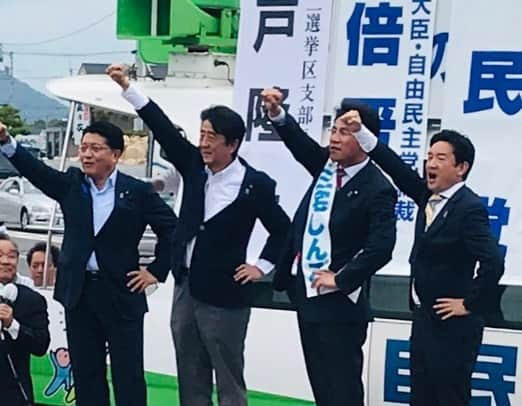 平井卓也さんのインスタグラム写真 - (平井卓也Instagram)「安倍総裁を招いて香川県内3ヶ所で街頭演説会をやらせていただきました。平日にもかかわらず全ての会場には多くの支援者の方々駆けつけてくれました。三宅しんご候補が当選できるように、最後の最後まで全力を尽くします。ありがとうこざいました。#三宅しんご #平井卓也 #安倍晋三 #自民党 #街頭演説会 #参議院選挙」7月9日 14時52分 - hiratakuchan0125