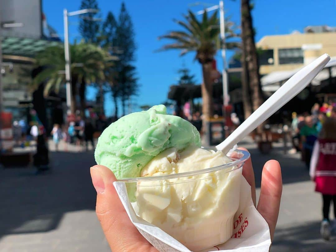 永井里菜さんのインスタグラム写真 - (永井里菜Instagram)「. . 今日は電車で Gold Coast まで来たよ(･ω<)♡ なんでこんなに海が綺麗なのか。 冬だけど日差しが暑かったぁ🏖☀️ . Mint Chocolate🍫& Hazelnut 🍨 .」7月9日 14時56分 - nagairinasea8