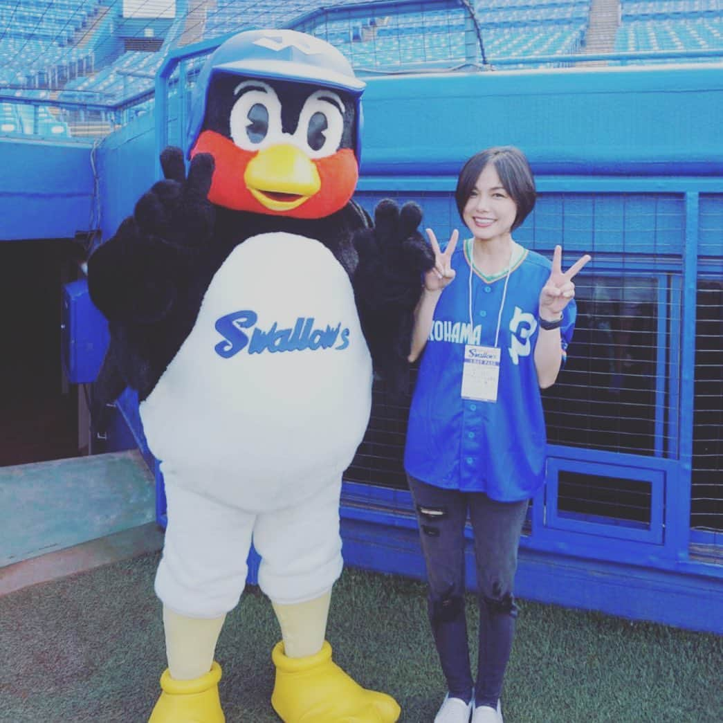 相川七瀬さんのインスタグラム写真 - (相川七瀬Instagram)「貫禄のお腹と、男らしい翼を 持つ、つば九郎様と❤️ 以前、私の曲で踊って くださったつば九郎様。 お会い出来て嬉しかったです🤣 ブログにまで載せて頂いたようで 感激です😂✨ #つば九郎  #一番ホットな男鳥 #ありがとうございました」7月9日 14時58分 - nanasecat