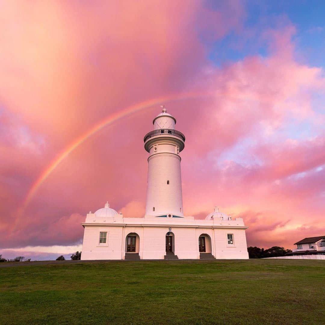 Australiaさんのインスタグラム写真 - (AustraliaInstagram)「Another day, another #rainbow giving away @Sydney’s hidden treasures. 🌈💡 @elisaeves captured this beautiful setting at #MacquarieLighthouse, which is the oldest working #lighthouse in #Australia. Located in the eastern suburb of #Vaucluse, you can see the lighthouse from the ocean and Sydney Harbour, or get a closer look by hiking up to it as part of the Watsons Bay coastal walk. @harbourtrust also runs a guided tour every second month if you want to learn about the fascinating history behind this #Sydney landmark.  #seeaustralia #newsouthwales #ilovesydney #sydneylocal #travel」7月9日 15時00分 - australia