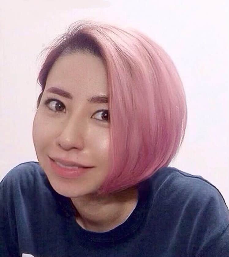 古賀陽子のインスタグラム：「期間限定イメチェン終了ー👩🏻‍🎤 やる前から分かっていたけど、ピンクは維持が大変💦すぐ色 抜ける〜🤷‍♀️ 仕事もあるし、もともと1ヶ月と決めてたのでダークトーンに戻しました🙋🏻‍♀️ #一瞬で良い思い出に😂  BYE BYE my hair in PINK.  WELCOME  back my hair in BLACK. 👩🏻‍🎤→💁🏻‍♀️🖤 #ピンク #PINK #気分転換  #ヘアカラー #ショート #ショートヘア #ピンクヘアー #ブリーチ #カラー #美容院 #ヘアサロン #ヘアスタイル #髪色 #髪型 #ヘアスタイル #ピンクヘア  #イメチェン #派手髪 #派手色 #アニメ髪 #ヘアマニキュア #マニパニ #MANICPANIC #コットンキャンディピンク #カラーバター #color #ユニコーンヘア #unicornhair #kawaii  #カラートリートメント」
