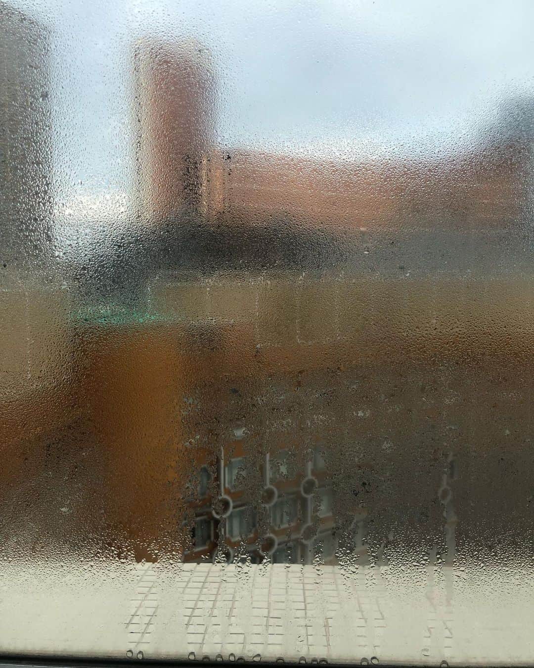 SHINOさんのインスタグラム写真 - (SHINOInstagram)「朝起きたら、湿度98%でホテルの窓の外側が水滴で見えなくなってた💦 . . #オススメ3 #よ〜いドン」7月9日 15時19分 - shino0605