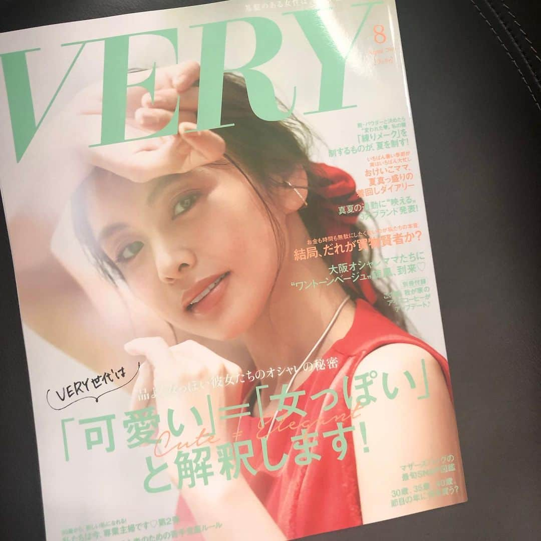 momokoさんのインスタグラム写真 - (momokoInstagram)「VERY8月号、発売しました☺︎ 今回はverystoreにて、大好きなラ・スールさんとコラボさせていただきピアスを2種類、別注させていただきました！素敵な石が沢山あり、悩みに悩んだのですが季節問わず活躍してどんな服にもキラリと品良く寄り添ってくれるスモーキークオーツと、ごくさりげないクリアピンクが顔まわりを華やかに見せてくれるローズクオーツの２種類に☺️✨。 @lasoeur_jewel さんに値段は抑えつつ、石の大きさはできるだけ大きくして欲しい、、！と我儘な😅オーダーを聞いていただき、自信作に仕上がりました✨。（私の着画だとわかりずらいかもしれないのですがストーンが縦2センチ近くあります☺︎。そして石が黒っぽく映ってしまっていますが🙏実際は綺麗なクリアブラウンです。）更に、つけた時にキラキラするようにラ・スールさんの定番品より耳たぶから石までの距離を少しだけ長く変更していただき、さりげない揺れ感が出るように😃。 プロフィールにリンクを貼りましたので、宜しければ是非ご覧になってみてください。  #very #kokode #lasoeur  #ラスール #verystore #ベリー別注」7月9日 15時25分 - momoko_tsukamomo