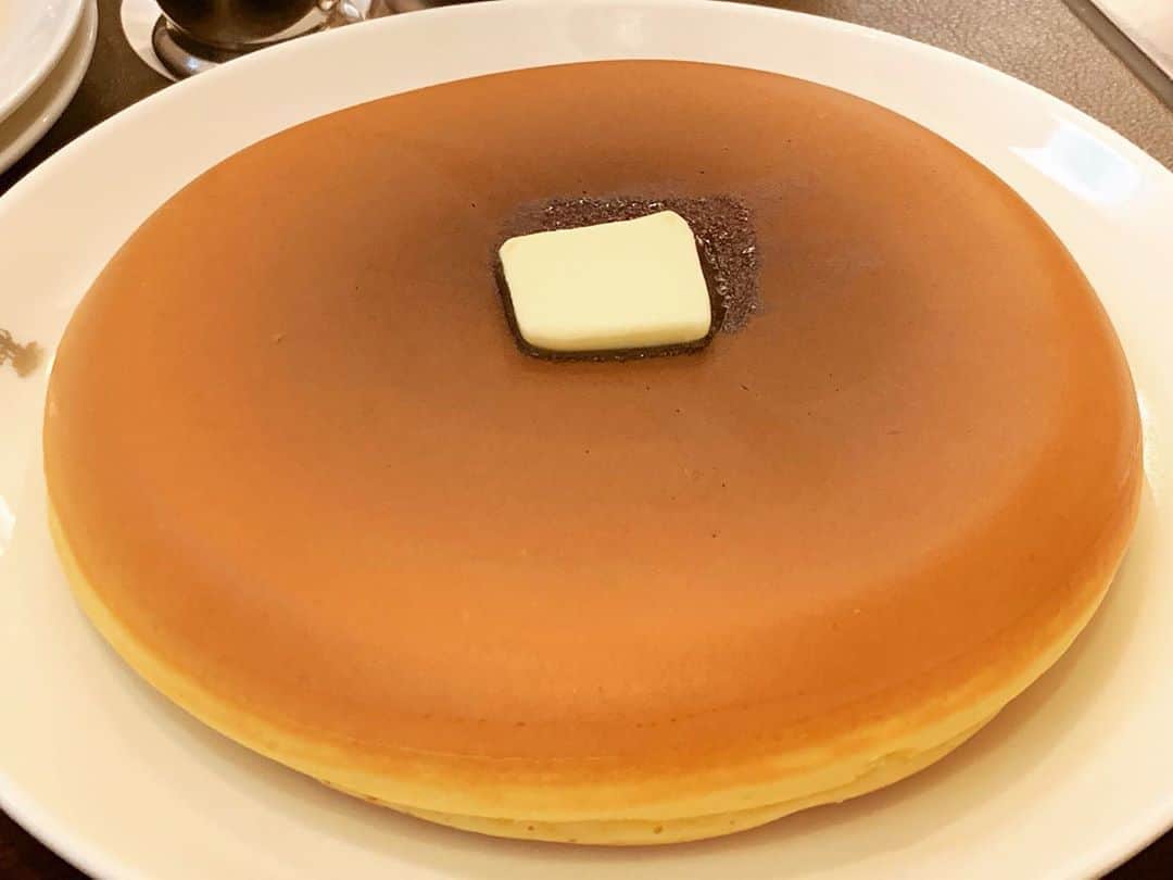 善し さんのインスタグラム写真 - (善し Instagram)「銀座ウエスト青山店。  綺麗なホットケーキ。  表面トゥルトゥルー。  パンケーキよりホットケーキやね。おじさん達は。  #銀座ウエスト #ホットケーキ」7月9日 15時29分 - cowcow44