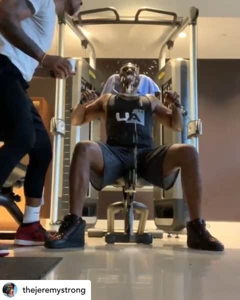 ジェイソン・デルーロのインスタグラム：「Do you have a crazy ass friend?  If not I got one you can DEFINITELY have lol! @thejeremystrong created a dope workout since I SPRAINED my ankle. Work hard laugh harder!」