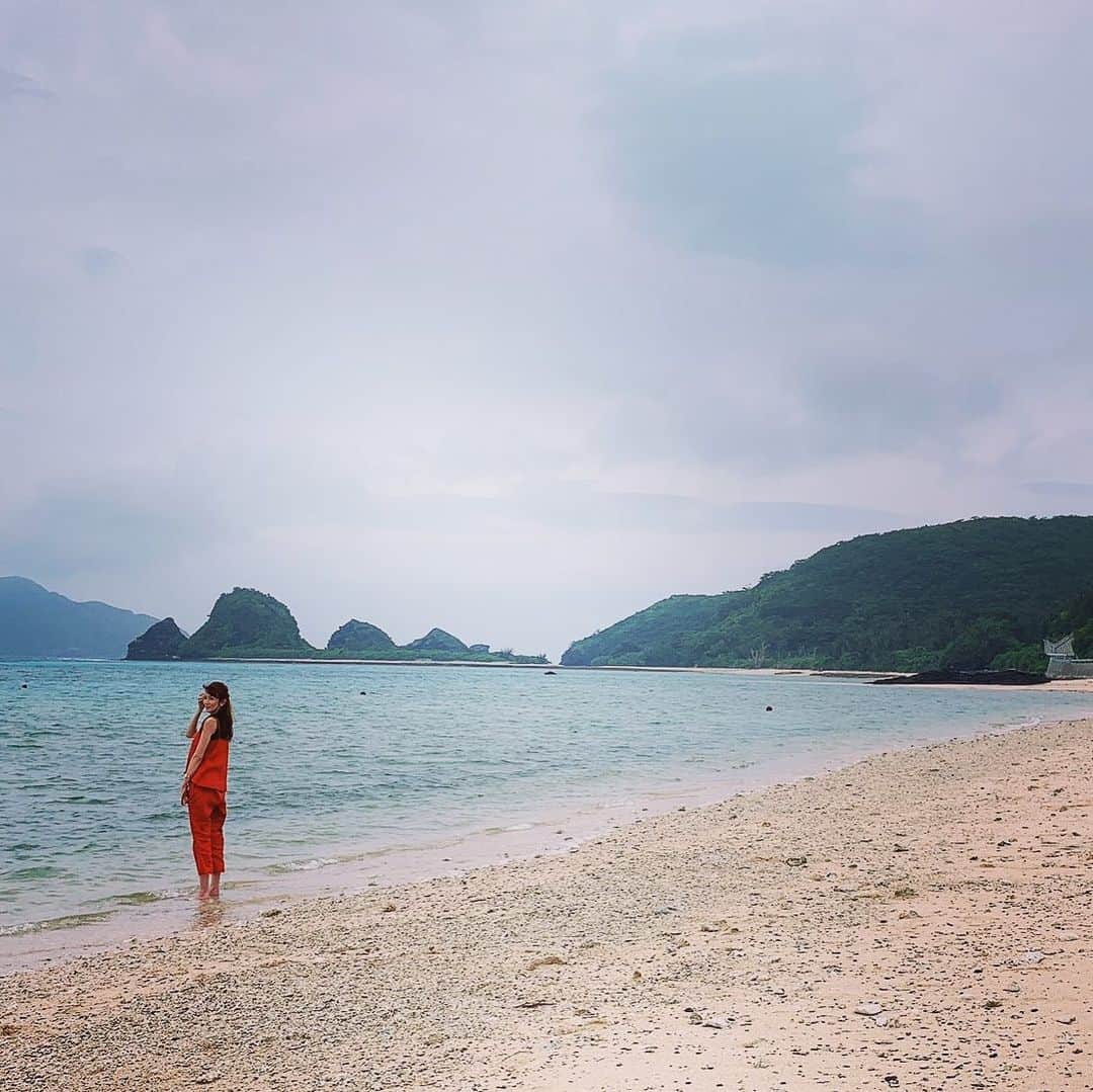 大河内奈々子さんのインスタグラム写真 - (大河内奈々子Instagram)「美しい場所。 離島にいます。 @yuco_yoga 姉さんと 「島」に呼ばれる話をした事を思い出す。 今回 私は何に呼ばれたんだろう と。 そんな思いを抱きながらの滞在。 良い時間です☺︎ ・ #沖縄 #離島 #beautifultime #happy  #少し早い夏休み #relax beach」7月9日 15時34分 - nanakoohkouchi