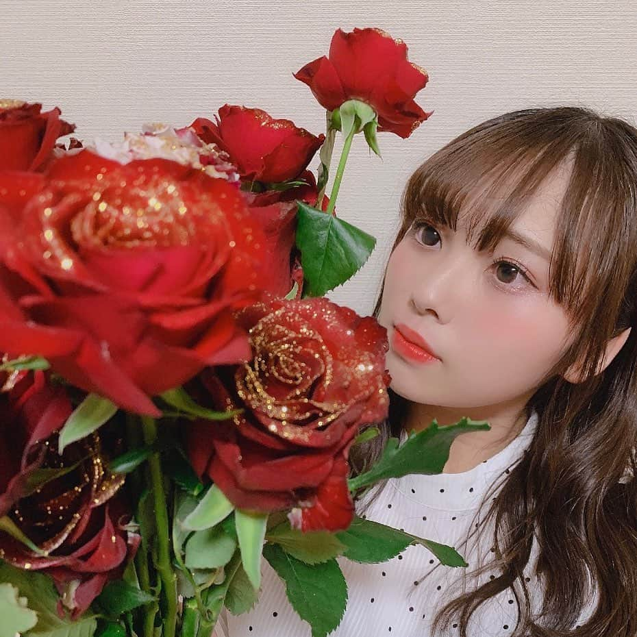 山内祐奈さんのインスタグラム写真 - (山内祐奈Instagram)「. 昨日は20歳の生誕祭でした❤︎ フラスタのバラ🥀 すごく大人っぽくて そして可愛かった~🥺 みんなにお祝いしてもらえて幸せでした💗 ありがとう( ´ ▽ ` )」7月9日 15時43分 - yuna_hkt48