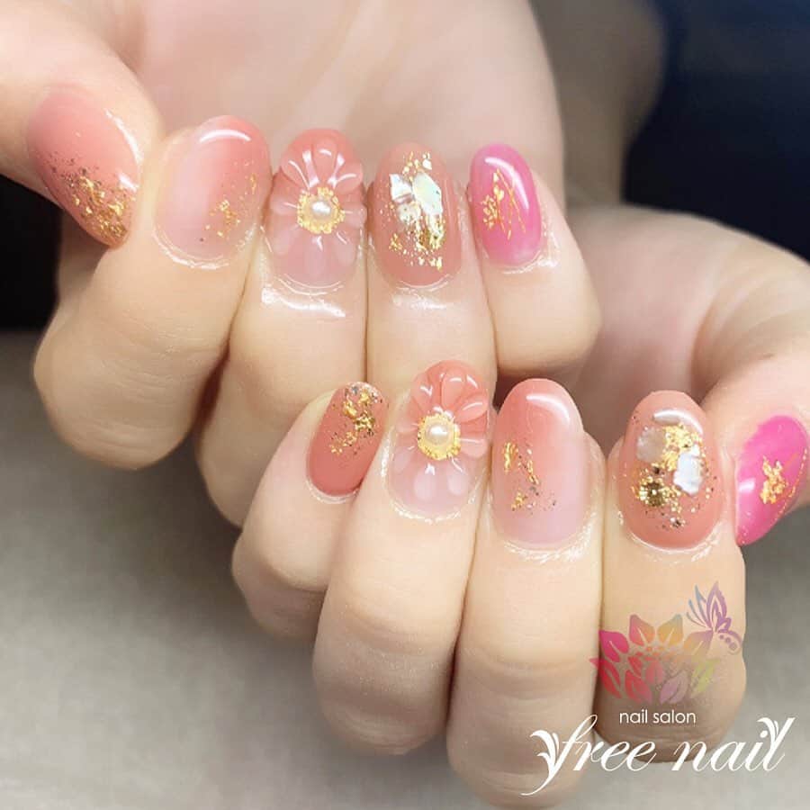 free nail フリーネイルのインスタグラム：「. お客様ネイル💅🏻🌼✨ . 大人気👑✨ ぷっくりクリアフラワー🌸✨ . コーラルピンクでぷるんと💗✨ . ⇨スワイプして動画もチェック☝🏻✨ . ご来店ありがとうございました🙇🏻‍♀️🙇🏻‍♀️🙇🏻‍♀️💗 . #ネイル #フリーネイル #ネイルアート #ジェルネイル #ネイルサロン #大阪ネイルサロン #ネイルデザイン #ネイルチェンジ #ぷっくりネイル #フラワーネイル #クリアネイル #シェルネイル #金箔グラ #ニュアンスネイル #ピンクネイル #デザインネイル #トレンドネイル #シンプルネイル #おしゃれネイル #夏ネイル #美甲 #日式美甲 #summernails #nailsart #nailsalon #nailsdid #newnails #newnail #freenail」