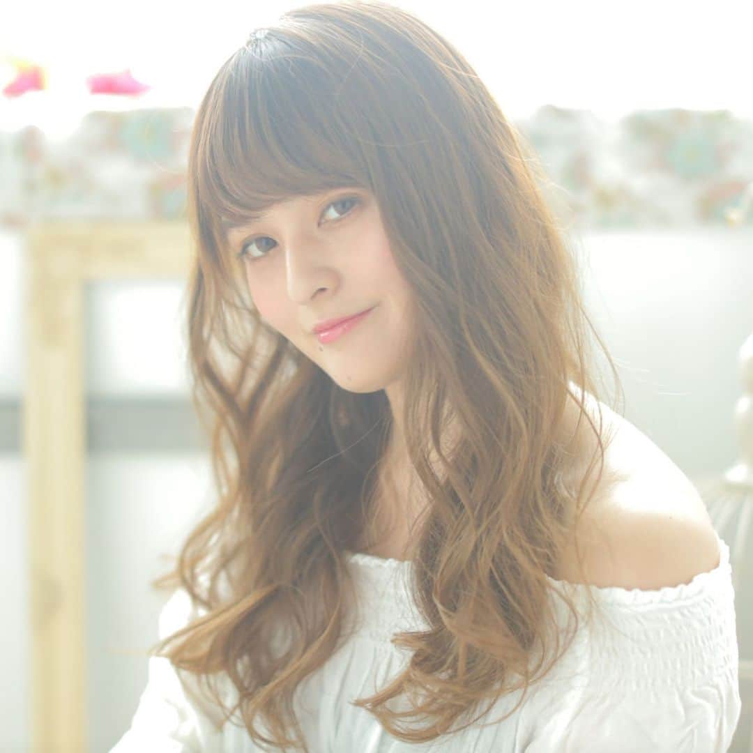 奥山夏織さんのインスタグラム写真 - (奥山夏織Instagram)「久しぶりに#サロン撮影 のデータをいただいたので載せます😊 先日美容室#allure さんの撮影をしてきました💓 ・ ふわふわに撮影していただけて嬉しい😊✨ストレートも載せてます✨ @allure_shu さんの作品です♪ ・・・ #salonmodel #salon #model #サロンモデル #サロモ #撮影 #サロン撮影 #longhair #ロングヘア #hairstyle #hairmodel #ヘア撮影 #サロン #ヘア #instahair」7月9日 15時45分 - okuyama_kaori