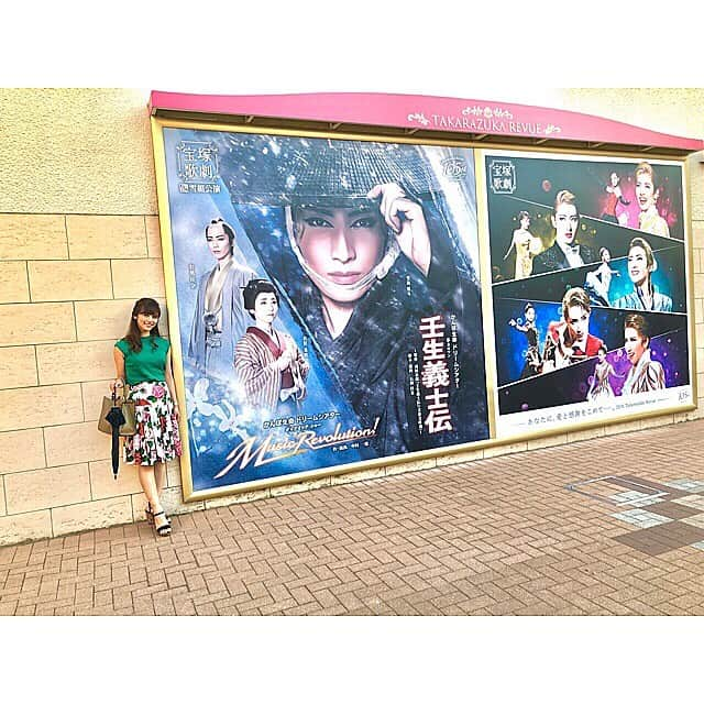 加納永美子さんのインスタグラム写真 - (加納永美子Instagram)「______________________________ ちょっと時差投稿ですが、雪組公演観劇してきました💃✨ . 仕事の都合でどうしても間に合わなくてショーしか観劇できませんでしたが、ショーだけでも感動しました😭💓 . バレエを基礎とした踊りは見ててすごく気持ちがいいし、指先の角度まで軍隊並にピシッと揃ってるのは本当に綺麗🥺✨ . 大劇場の２階席はちょっと遠いかな〜😅と思ったけど、あの綺麗に揃った踊りの全体を見渡せるからそこはよかったな☺️❤️あと生オケがチラッと見える（笑） . 大劇場だと色々考えながら観るから倍感動する😂✨ また観にいきたいな〜♪♪ . . . #宝塚歌劇団 #宝塚歌劇 #雪組 #雪組公演 #壬生義士伝 #musicrevolution #宝塚大劇場 #宝塚 #followme #加納永美子」7月9日 15時56分 - emiko_s2