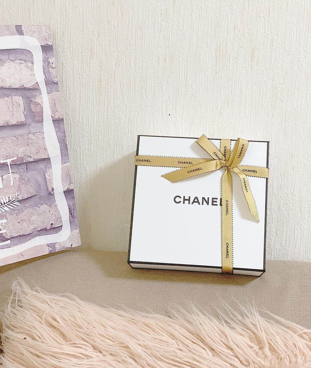 板橋瑠美さんのインスタグラム写真 - (板橋瑠美Instagram)「Thanks♡﻿ ﻿ ﻿ CHANELの箱って何回もらっても﻿ 可愛くて嬉しい💓﻿ ﻿ なんだろ、嬉しい♡﻿ ﻿ 志保、誕生日プレゼントありがとう😊✨﻿ ﻿ 大切に使わせてもらうね💋 ﻿ ﻿ ﻿ ﻿ #birthday #birthdaygift #CHANEL #誕生日プレゼント #誕生日 #シャネル」7月9日 15時49分 - rumi_official_0616