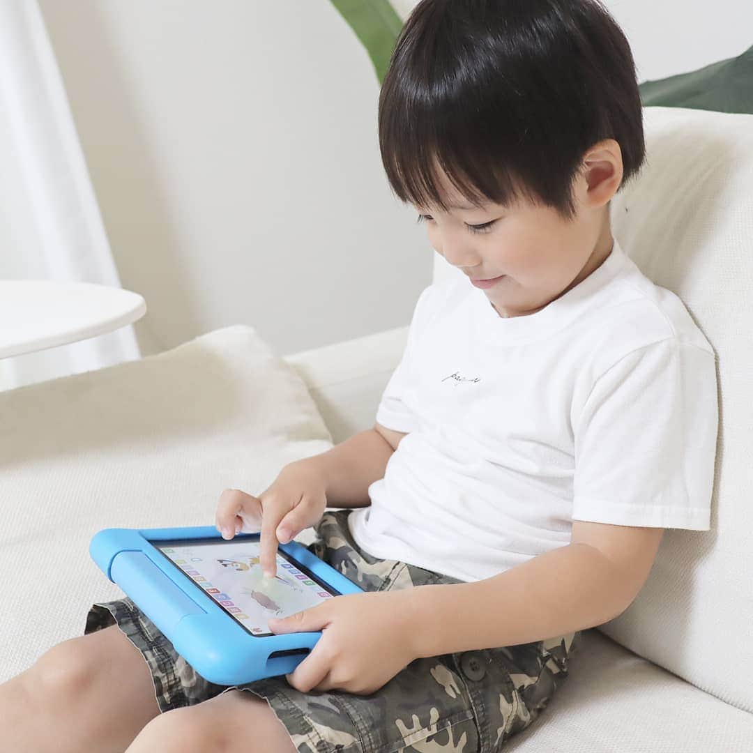 Eri Satoのインスタグラム：「【Amazon Fireキッズモデル】 · 最近息子がお気に入りの、こちらのキッズ向けタブレット。 · 息子が使っているのは7インチのもので、ブルーの保護カバー付きだよ🤗 · セットに含まれるAmazon FreeTime Unlimitedでは遊びながら学べる、数千点のキッズコンテンツが1年間使い放題になっています。 期間終了後は有料期間に自動更新されます！ · 👉使い方はとっても簡単！ 電源を入れて子どものプロフィールを設定、お気に入りのコンテンツをダウンロードするだけ。 · 👉 遊びも学びもこれ一台！ エンターテイメントだけでなく、息子の好きな学習・知育コンテンツがたくさん♪ 飽きずに楽しめてる模様✨ · 👉ペアレンタルコントロールの機能付き！ 年齢フィルター、利用時間制限、学習タイム設定ができます。 しかも自分のスマホからも設定出来るので便利！ 時間制限があるとお約束もしやすいですよね。 · 👉壊れたらお取替え！ 2年間の限定保証付き。万が一タブレットが破損・故障してしまった時でも、タブレットを返品すれば、無償でお取替えしてくれるのだそう。 · 見てると一緒にやりたくなってきます😁 · Amazon Fireキッズモデル プレゼントにもぴったりですよね。 ぜひチェックしてみてくださいね✨ · #PR#Fireキッズモデル#Amazon#キッズタブレット #知育#子育て#幼児教育#勉強#学び#数字#腕時計#息子#男の子#男の子ママ#育児#息子#4歳#幼稚園生#おうち遊び#子ども#kids#boy」