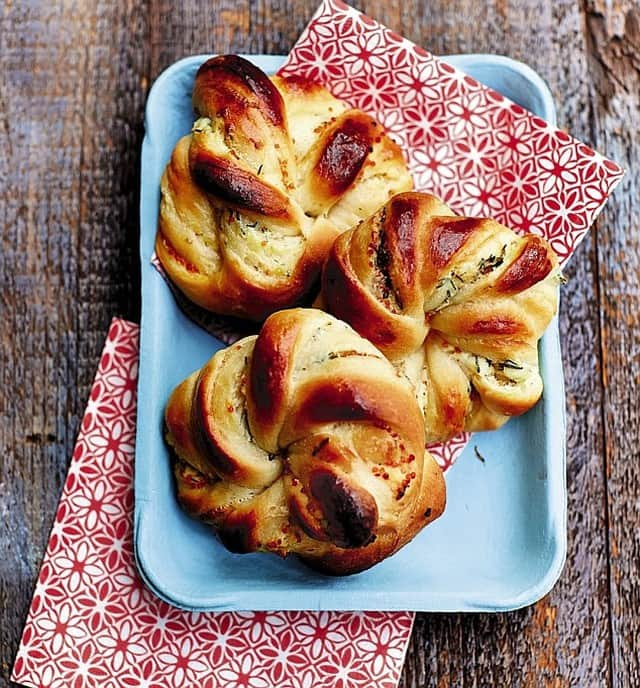 レイチェル・クーさんのインスタグラム写真 - (レイチェル・クーInstagram)「If you love making bread dough as much as I do, then give these easy 🍋, dill & fish roe buns from #RKKitchenNotebook a try next time you fancy a savoury snack (and a little Scandi flavour) 🍞 Recipe at 👉 http://bit.ly/rk-buntime 📸: @davidloftus . . . . . . . #RachelKhoo #SwedishBuns #dough #breaddough #dill #lemon #FishRoe #buns #baking #recipe」7月9日 16時05分 - rachelkhooks