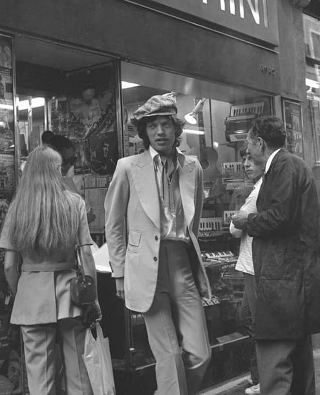 エドワード セクストンさんのインスタグラム写真 - (エドワード セクストンInstagram)「Mick Jagger in Nutter’s of Savile Row, cut by Edward. Saint-Tropez, 1972. . #FromTheArchive #MickJagger #EdwardSexton #Nutters #SavileRow #Cream #Bespoke #PowerSuit #1970s #StyleIcons #RockAndRoll #TheSextonLook」7月9日 15時59分 - edwardsexton