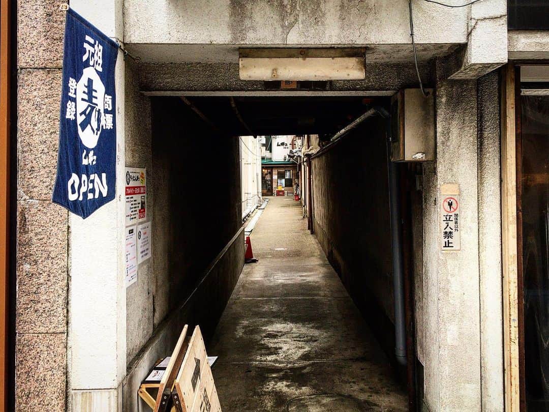 池内万作さんのインスタグラム写真 - (池内万作Instagram)「今日は休みなので朝ラン後、ラーメンを。 路地好きにはたまらない立地っすねw 黒のスペシャルを食べてお腹いっぱい♪ 白とまぜそばもあるみたいだし、また時間があれば行ってみようと思います〜。 #イケウチの出張 #イケウチの単独飯 #池内麺作」7月9日 16時04分 - mandeshita