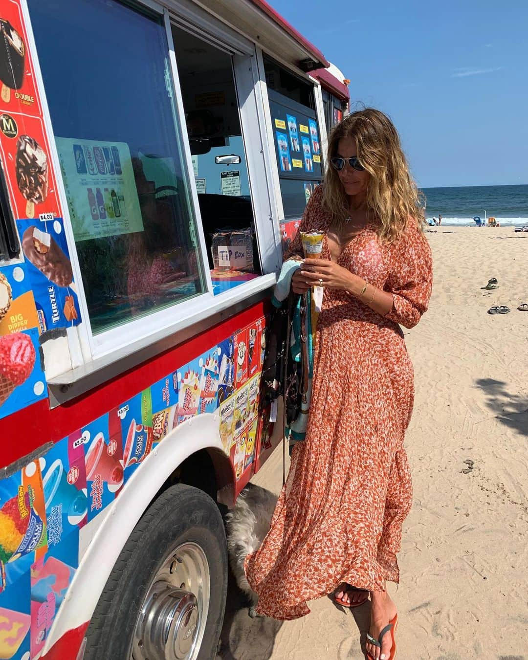 ケリー・キローレン・ベンサイモンさんのインスタグラム写真 - (ケリー・キローレン・ベンサイモンInstagram)「Can’t say no to the icecream truck. Wearing @poupettestbarth #hamptonsstyle #hamptons #beachtobar #beachbabes #beautifuldestinations #inthespiritofthehamptons #sagaponack #4thofjuly #moda #vacationmode」7月9日 7時19分 - kellybensimon