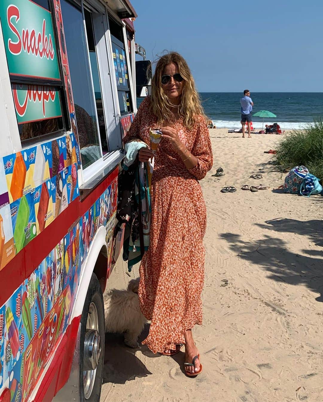 ケリー・キローレン・ベンサイモンさんのインスタグラム写真 - (ケリー・キローレン・ベンサイモンInstagram)「Can’t say no to the icecream truck. Wearing @poupettestbarth #hamptonsstyle #hamptons #beachtobar #beachbabes #beautifuldestinations #inthespiritofthehamptons #sagaponack #4thofjuly #moda #vacationmode」7月9日 7時19分 - kellybensimon