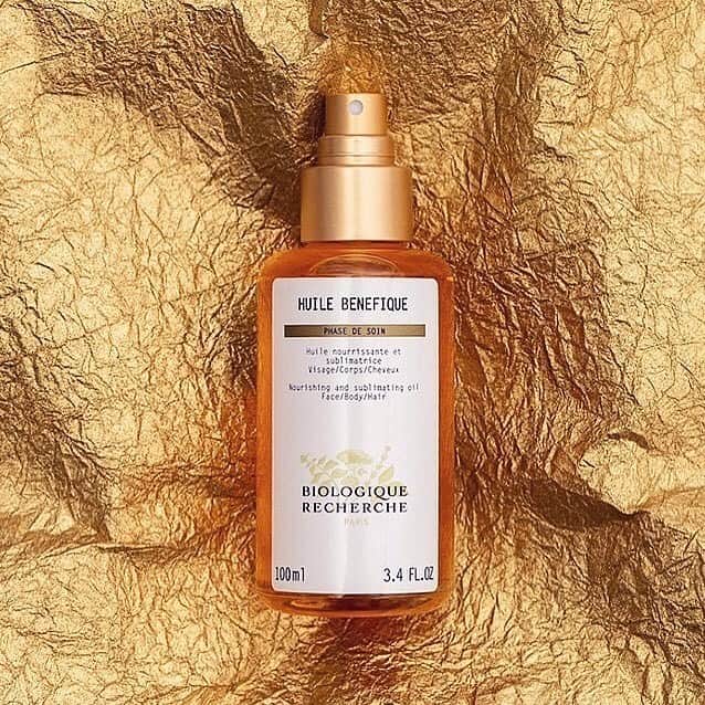 Biologique Recherche USAさんのインスタグラム写真 - (Biologique Recherche USAInstagram)「Hydrate and glow with Huile Bénéfique, a Summer essential! This nourishing and sublimating oil for face, body and hair combines 10 active ingredients including Rosemary, Coconut, Tomato and Carrot extracts.  This Summer must-have can be applied daily to enhance your tan, make your skin softer and leave your hair shiny. Enjoy! • • • #biologiquerecherche #passion #expert #skin #skincare #facecare #bodycare #haircare #huilebenefique #summer #summeressential #summerfavorite #musthave #hydrate #glow #glowing #glowingskin #tan #enhanceyourtan #tannedskin #naturaltan #beachessential #buidlingbetterskin #skininstant #followyourskininstant #ambassadedelabeaute」7月9日 7時25分 - biologique_recherche_usa