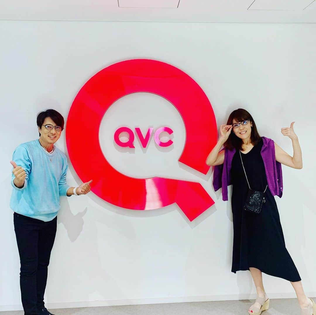 黒田アーサーさんのインスタグラム写真 - (黒田アーサーInstagram)「久しぶりのQVC！7/27(土)にデビューする女性用サングラス 「EYE's CLOUD by Arthur K」アンバサダーとして出演します！朝7時〜と12時〜の2回❣️昨日は打ち合わせがあり、当日1回目のナビゲーター長谷井さんと帰りに記念撮影😊長谷井さんはとっても明るくて、綺麗で素敵💕当日が今から楽しみです！！#QVC#7月27 #初登場#女性を美しく演出するアイウエア#EYE'sCLOUD by Arthur K#アンバサダー#黒田アーサー#ナビゲーター#長谷井えみ子#kurodaarthur  #배우 #쿠로다아사#일본배우#エクスポジション原宿 #サマーセーター」7月9日 7時28分 - kuroda_arthur