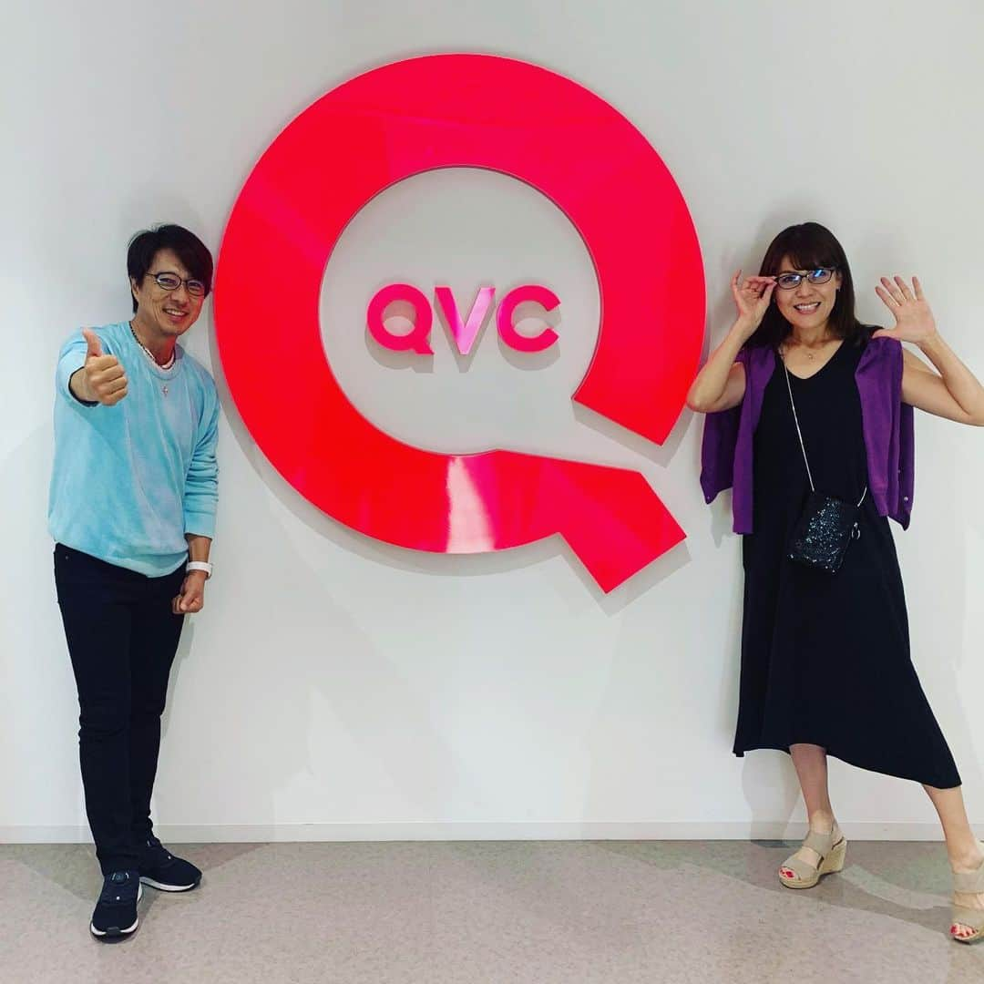 黒田アーサーさんのインスタグラム写真 - (黒田アーサーInstagram)「久しぶりのQVC！7/27(土)にデビューする女性用サングラス 「EYE's CLOUD by Arthur K」アンバサダーとして出演します！朝7時〜と12時〜の2回❣️昨日は打ち合わせがあり、当日1回目のナビゲーター長谷井さんと帰りに記念撮影😊長谷井さんはとっても明るくて、綺麗で素敵💕当日が今から楽しみです！！#QVC#7月27 #初登場#女性を美しく演出するアイウエア#EYE'sCLOUD by Arthur K#アンバサダー#黒田アーサー#ナビゲーター#長谷井えみ子#kurodaarthur  #배우 #쿠로다아사#일본배우#エクスポジション原宿 #サマーセーター」7月9日 7時28分 - kuroda_arthur