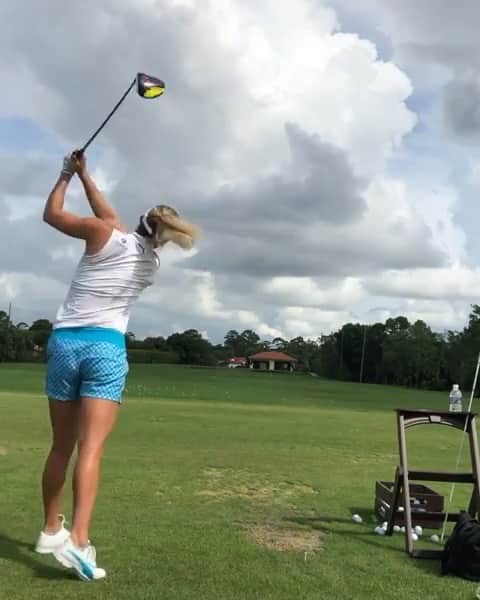 レッドブルのインスタグラム：「🛸 or 🚀....we lost another one. If seen, please return to @lexi. #missing #golf #ball #power #drive #redbull #givesyouwings」