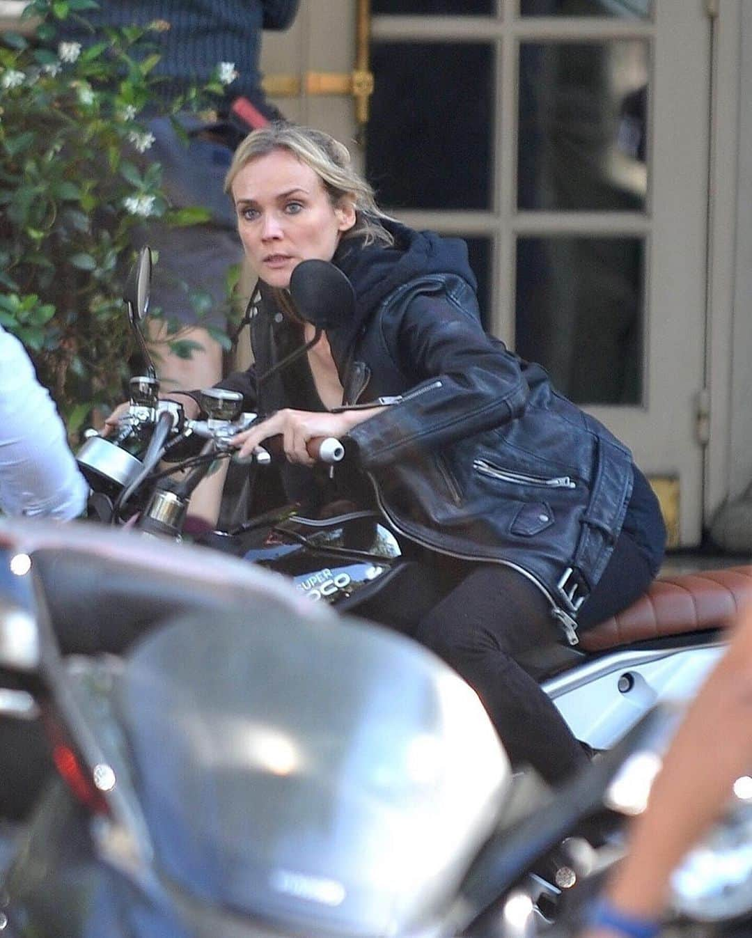 Just Jaredさんのインスタグラム写真 - (Just JaredInstagram)「@dianekruger looks so badass while filming an action packed scene for her upcoming spy thriller “355” in Paris. #DianeKruger #355movie Photo: Backgrid」7月9日 7時30分 - justjared