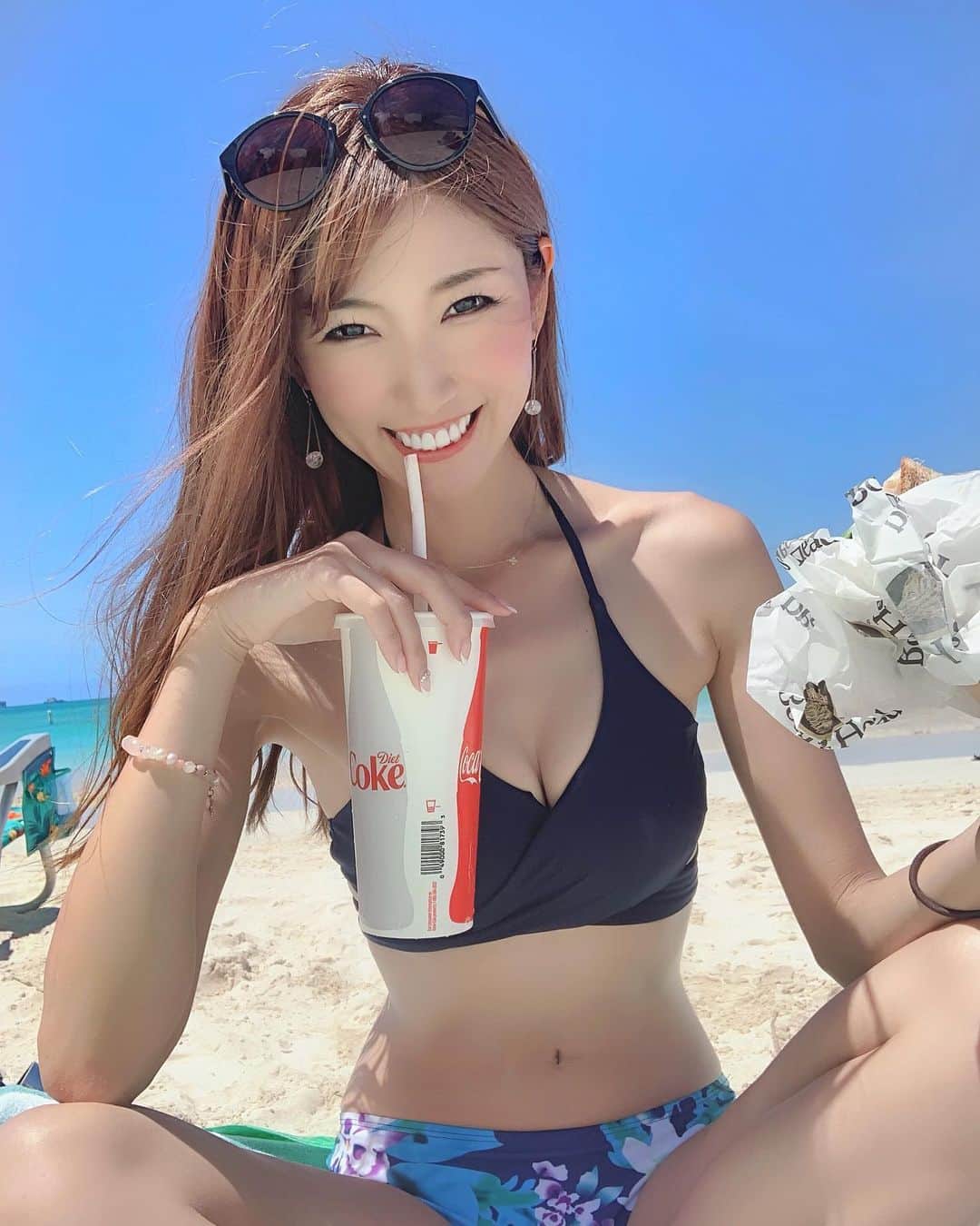 のインスタグラム：「ピルボックスに登った後は、カイルアビーチ近くのカラパワイマーケットでサンドイッチとスプライトをGETしてビーチでランチタイム🤤🍴❤️ ピルボックス登る時に冷たい飲み物を持っていっても、登りきった時にはぬるい…いやむしろお湯😱なので、冷たいスプライトがしみる〜♪本当に美味しかった🥺ハワイではコーラよりスプライト派でした🙌笑 サンドイッチも沢山種類があって美味しくてオススメでーす❤️ただ少し待つので時間の余裕のある時にぜひ🙌  水着は @lavia_official 👙です💕 . . . . 🌎📍ハワイ カイルアビーチ ✈︎=====================================☆ #hawaii #ハワイ #夏威夷  #カイルア #kailua  #lgenic_mag #タビジョ #genic_sun #マイトリ  #하와이 #カイルアビーチ #ラヴィアビーチ #laviabeach ✈︎=====================================☆」