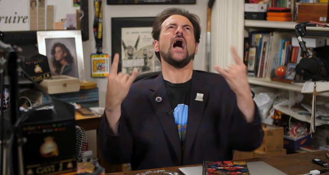 ケヴィン・スミスのインスタグラム：「This is me shooting webs over the @spidermanmovie on my new @youtube show #SilentBobSpeaks - where I’ll stick all my to-camera, vloggy @marvelstudios love-fests! (Link in my Bio!) The Spidey review is only 30 mins shorter than the movie itself, so leave yourself 90 minutes (and know in advance that it might get boring after the first 5). I’m gonna sound like a wannabe teenager here, but if you like the video, click SUBSCRIBE while you’re there. Meanwhile, what’d *you* think of Mysterio? #KevinSmith」