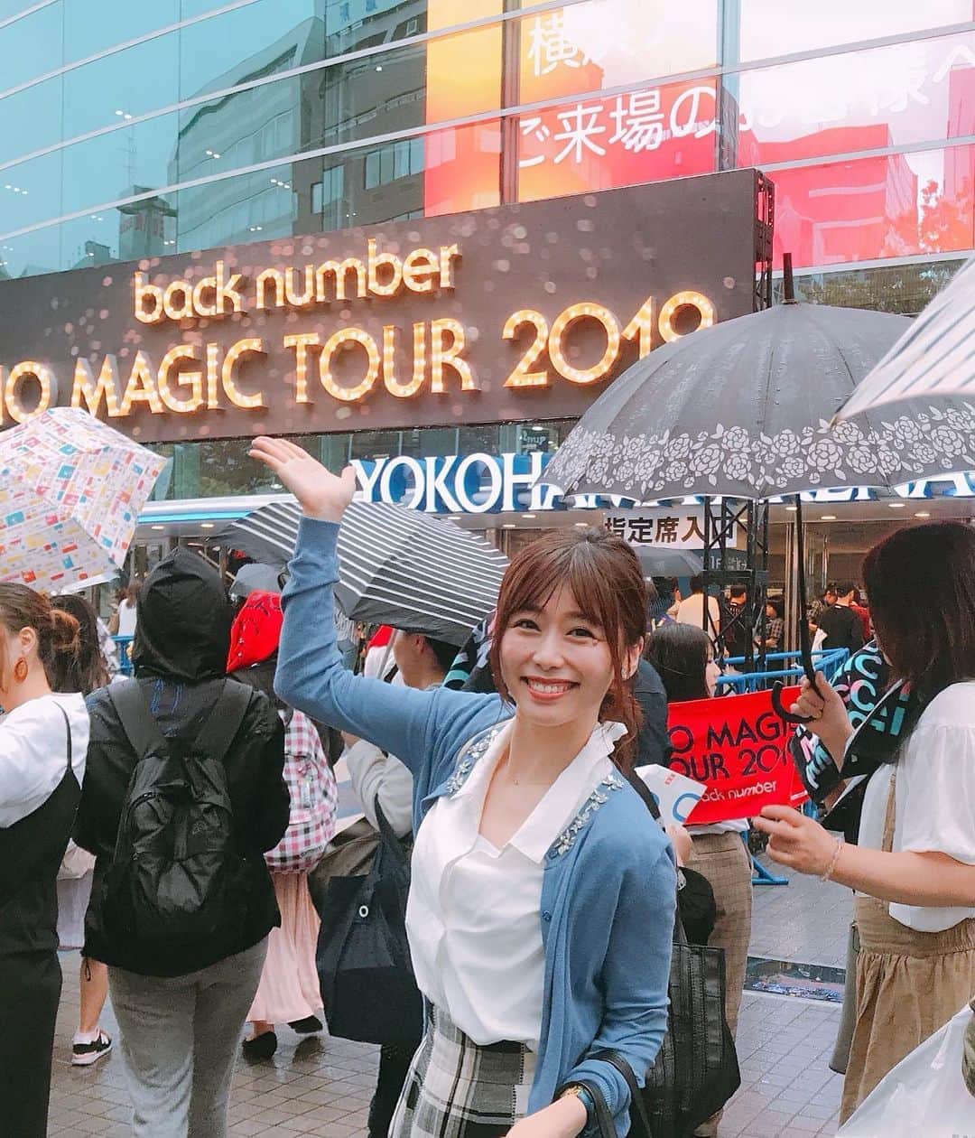 伊藤京子さんのインスタグラム写真 - (伊藤京子Instagram)「. スタッフさんに誘っていただきback numberさんのライブへ行ってきましたーっ！✨ . 去年の東京ドームに続き、 今年は横浜アリーナへ。 ドラマ主題歌のHAPPY BIRTH DAYや大好きな 瞬きが生で聴けて嬉しかったなぁ〜♡ . この日は雨で長袖を着ていても肌寒かったのですが、 ライブ中やライブ後は興奮で心も身体もポカポカに😆♪ . #楽屋挨拶もさせて頂きました🙏 #bucknumber  #nomagictour2019」7月9日 7時58分 - kyoko_ito1128