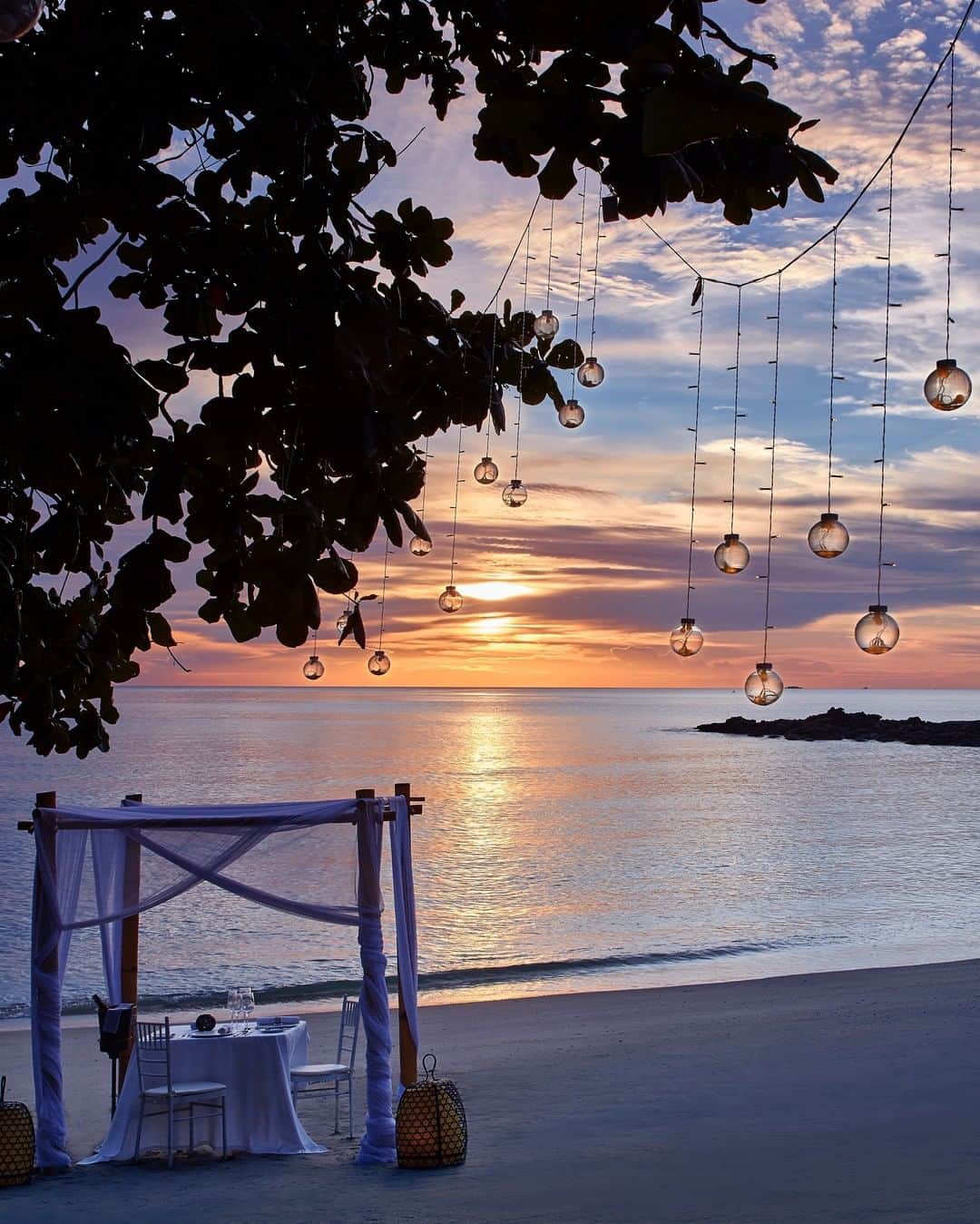 リッツ・カールトンさんのインスタグラム写真 - (リッツ・カールトンInstagram)「Dinner for two with an unforgettable sunset view – celebrate your time together with golden skies in paradise. ⁣⁠ ⁣⁠ #Langkawi #Malaysia #Kedah #Celebrators #Dinner #Sunset #GoldenHour #Romantic #Horizon #Getaway #Vacation #View #Beach #Sea #Romance #Travel #Travelgram #InstaTravel #TravelDiaries」7月9日 8時00分 - ritzcarlton