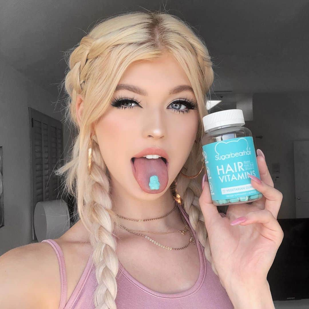 ローレン・グレイさんのインスタグラム写真 - (ローレン・グレイInstagram)「growing out my short hair with @sugarbearhair. my hair usually takes forever to grow and breaks easily but i’ve noticed a huge difference since I started taking these last year. plus they’re cruelty free and taste yumm ✨✨ #ad #sugarbearhair」7月9日 8時05分 - loren