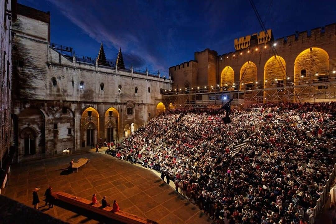 フランス大使館さんのインスタグラム写真 - (フランス大使館Instagram)「第73回アヴィニョン演劇祭が7月4日から始まりました。1947年に演出家ジャン・ヴィラールによって始められた世界で最も古く、最も有名な演劇フェスティバルのひとつです。古典劇から現代劇、ダンス、ミュージカルなどさまざまなパフォーマンスが上演されます。7月23日まで! 🎭 Photo :@festivaldavignon La 73e édition du @festivaldavignon a débuté le 4 juillet ! Venez profiter de cette immense scène ouverte pour découvrir de nombreux  talents et spectacles jusqu’au 23 juillet ! 🎭  #FDA19」7月9日 8時00分 - ambafrancejp